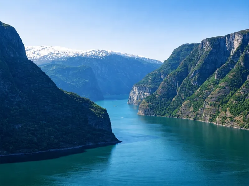 Sognefjorden og landskapet som peker mot Brekke
